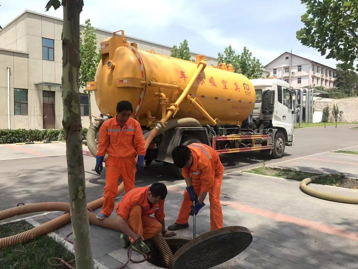 卫东管道疏通车停在窨井附近