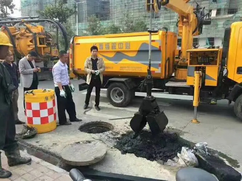 卫东街道：网格员化身“清道夫”，为民解忧疏通“堵心”化粪池