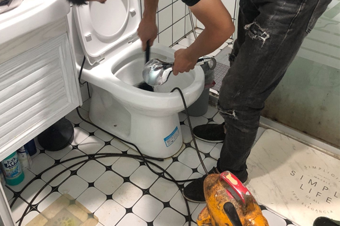 卫东马桶堵塞自己疏通还是找师傅？专业上门服务让你省时更省心